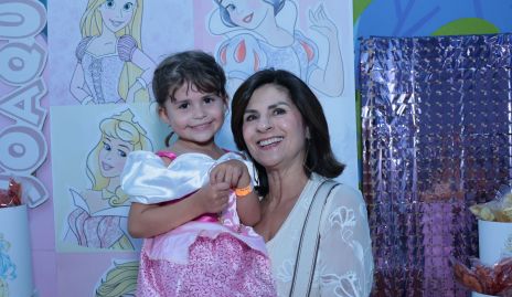  Joaquina Martínez con su abuela Lucía Escobedo.