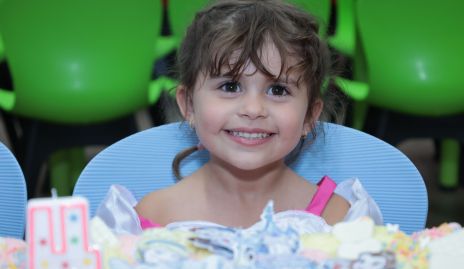  Joaquina Martínez y su pastel de cumpleaños.