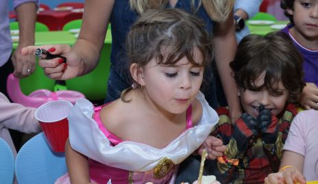 Joaquina Martínez apagando la velita de su pastel.