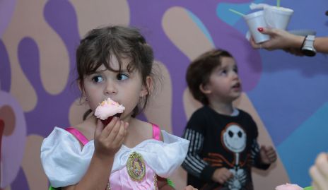  Joaquina Martínez degustando su pastel de cumpleaños.