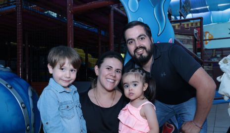  Carlos Cervantes, Ale Barrientos, Ana Lucía Cervantes y Carlos Cervantes.