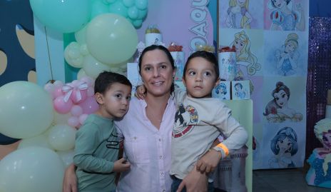 Stefany Alessi, Ferrán y Tiago