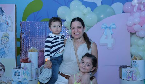  Patricio Enríquez, Paola Arévalo y Catalina Enríquez.