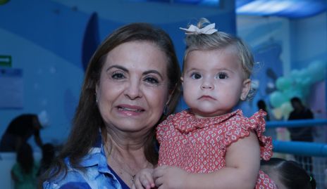  Dora Cabrera con su nieta Mía Petersen.