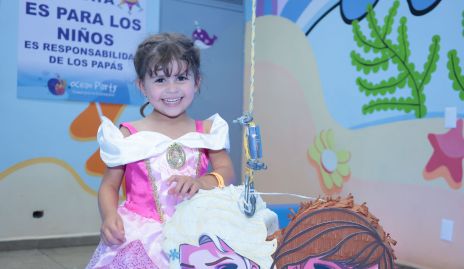 Joaquina Martinez y su piñata.