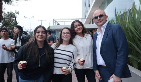  Ariadna Rivera, Rebeca Rodríguez, Mía Rodríguez y el Rector Francisco Martínez Becker