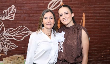  Marcela Valle con su hija Marijó Zacarías.