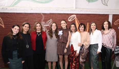  Daniela Valle, Rocío Gallegos, Liz Aradillas, Laura Matienzo, Marijó Zacarías, Sofía Valle, Laura Valle, Marcela Valle y Claudia Valle.