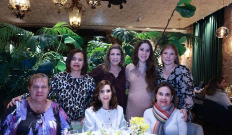  Lorena de la Parra con su hermana y las amigas de su mamá.