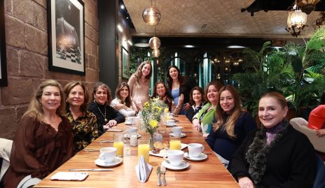  Lorena de la Parra y Marijó Raymond con la familia González Ramírez.
