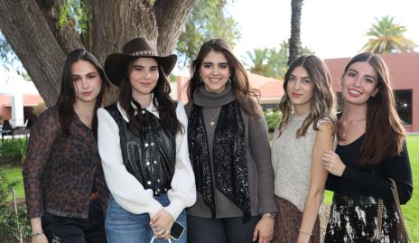  Camila Olevscovki, Valeria Urquiza, Verónica Magallanes, Sofía Estudillo y Julia Quigan.