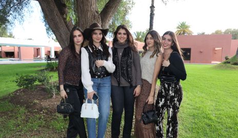  Camila Olevscovki, Valeria Urquiza, Verónica Magallanes, Sofía Estudillo y Julia Quigan.