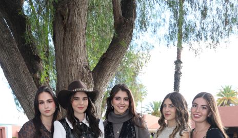 Camila Olevscovki, Valeria Urquiza, Verónica Magallanes, Sofía Estudillo y Julia Quigan.