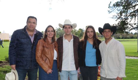  Roberto Silva y Marcela Payán con sus hijos Roberto, María Paula y Marcelo.