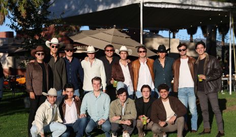  Roberto Silva con sus amigos de toda la vida.