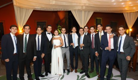  Regina Morones con su hermano Humberto y sus amigos.