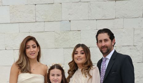  Sofía Coulon con sus padrinos Ximena Fernández, Silvana Zendejas y Santiago López.