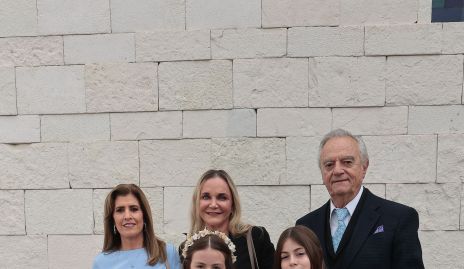  Pupi Foyo, Lynn Eichelman y José Eduardo Coulon con sus nietas Sofía y Andrea Coulon.