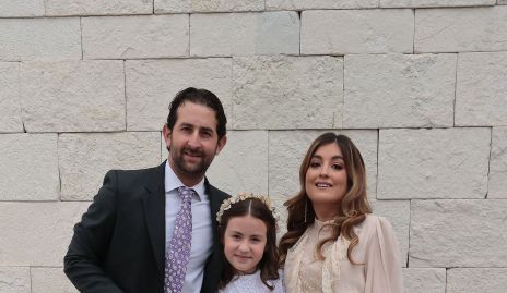  Santiago López y Silvana Zendejas con su ahijada Sofía Coulon.