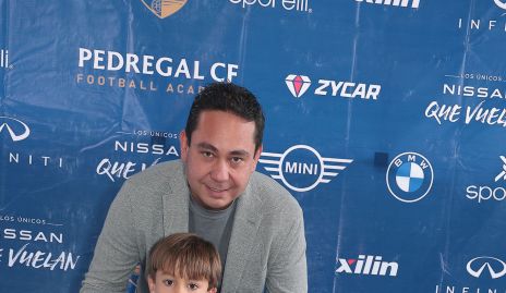  Ángel Torres y Verónica Romero con sus hijos Ángel y Emilio.