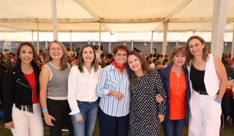  Integrantes de la Comisión de Sociales del Club Deportivo Potosino, encabezada por Ruth Martínez, organizadoras del Festival de la Paella.