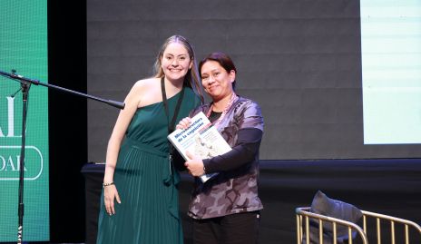  Arantxa Gamez y Claudia Rubio, ganadora del libro de especialidad.
