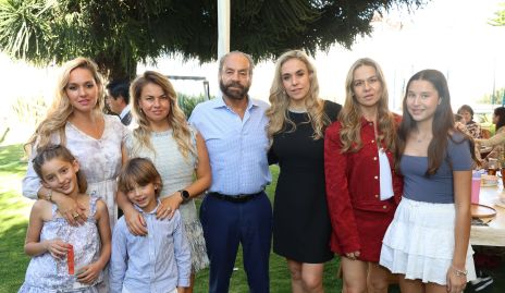  Mónica con su papá Oscar Torres, sus hermanas María, Monse y Marcela y sus sobrinos María Inés, Santiago y Alexa.