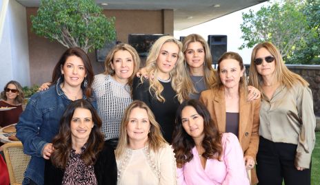  Mónica Torres con sus amigas de toda la vida.