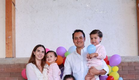  Marina Jourdain y Ricardo Leos con sus hijos Ricardo, Doménica y Jerónimo. 