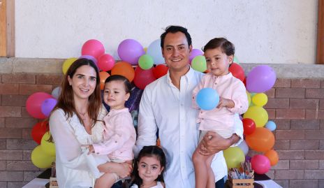  Marina Jourdain y Ricardo Leos con sus hijos Ricardo, Doménica y Jerónimo.