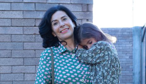  Adriana Díaz de León con sus nietas Nerea y Paula Romo.