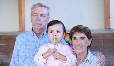  Patricio Jourdain y Maggie Jourdain con su nieto Ricardo Leos.
