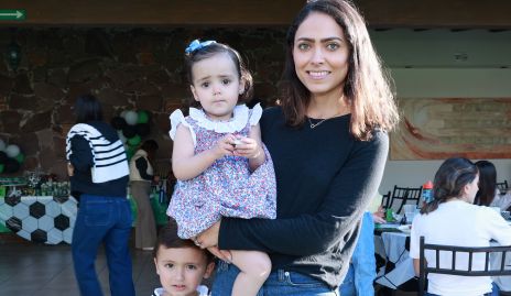  Elisa Ramírez con sus hijos Sebastián y María Pía Labastida.