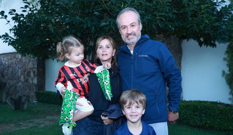   Lorena Robles y Ricardo Andrés con sus nietos  Lorenza y Alejandro Abud.
