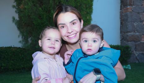  Gabriela Díaz Infante con sus hijos  Roberta y Santiago.