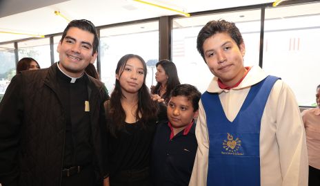  Gerardo Valencia, Vania Sanjuana Castro, Liam y Luciano Castro.