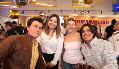  Eduardo, Mariela, Luciana y Raúl.