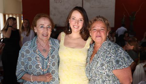  La futura mamá con sus abuelas, Anna de Navarro, Yolanda Navarro y Yolanda del Valle.