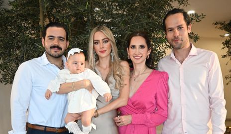  Mauricio Mahbub, Valeria Guerrero, Lili Guerrero y José Guillermo Ortiz con María Julia.