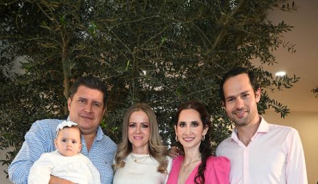  Maria Julia con sus papas y tíos.