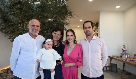  Manolo Ortiz, Mayita Ortiz, Julia, Lili Guerrero y José Guillermo Ortiz con María Julia.