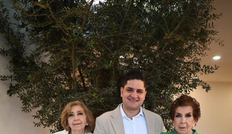 Oscar con sus tías.