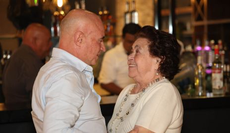  Tomás Alcalde con su mamá Titi Nava.