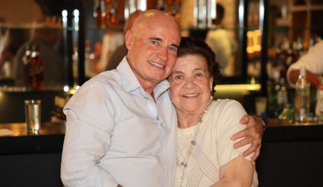  Tomás Alcalde con su mamá Titi Nava.