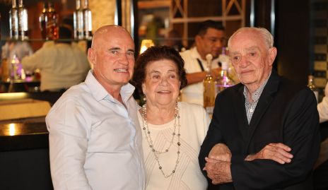  Tomás Alcalde con sus papás Titi Nava y Tomás Alcalde.