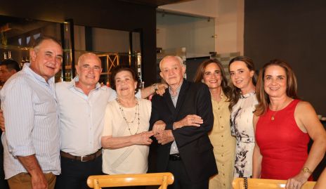  Titi Nava y Tomás Alcalde con sus hijos Javier, Tomás, Verónica, Marcela y Rocío.