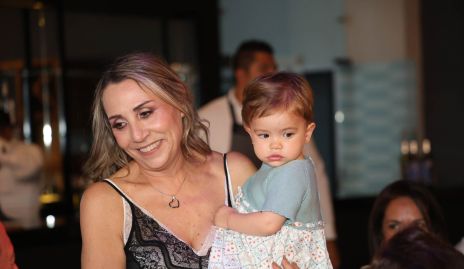  Roxana Serna con su nieta Jacinta Herrera.