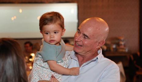  Tomás Alcalde con su nieta Jacinta Herrera.