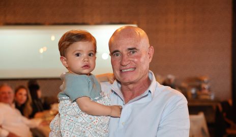  Tomás Alcalde con su nieta Jacinta Herrera.