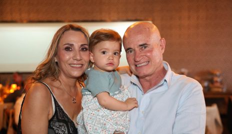  Roxana Serna y Tomás Alcalde con su nieta Jacinta Herrera.